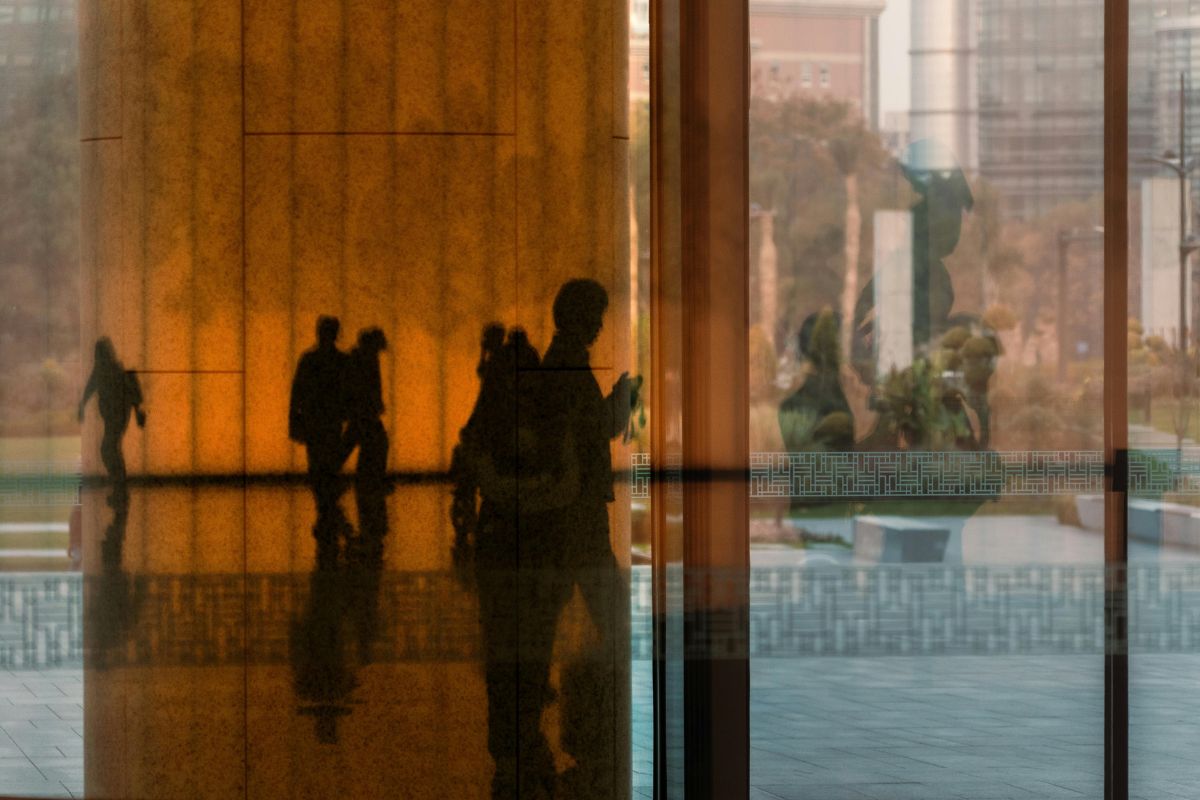 如何利用反光與陰影強化畫面張力